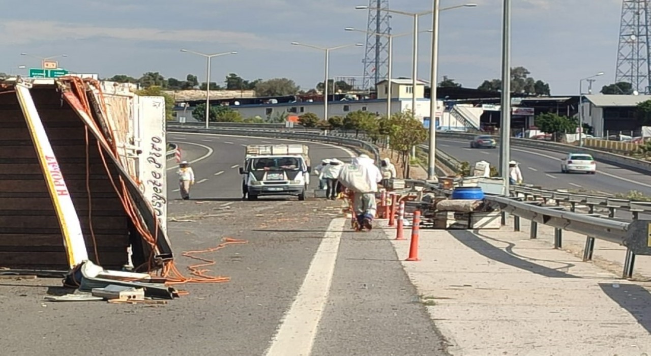 Otoyol çıkışında kamyon kaza yaptı, binlerce arı çevreye yayıldı: 3 yaralı