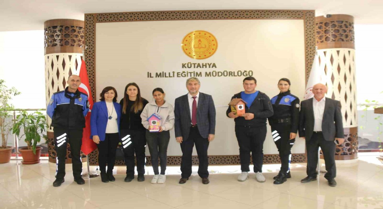 Özel öğrenciler, Fırçamız Sevgi, Renklerimiz Umut sloganıyla 20 adet kuş evi yaptı