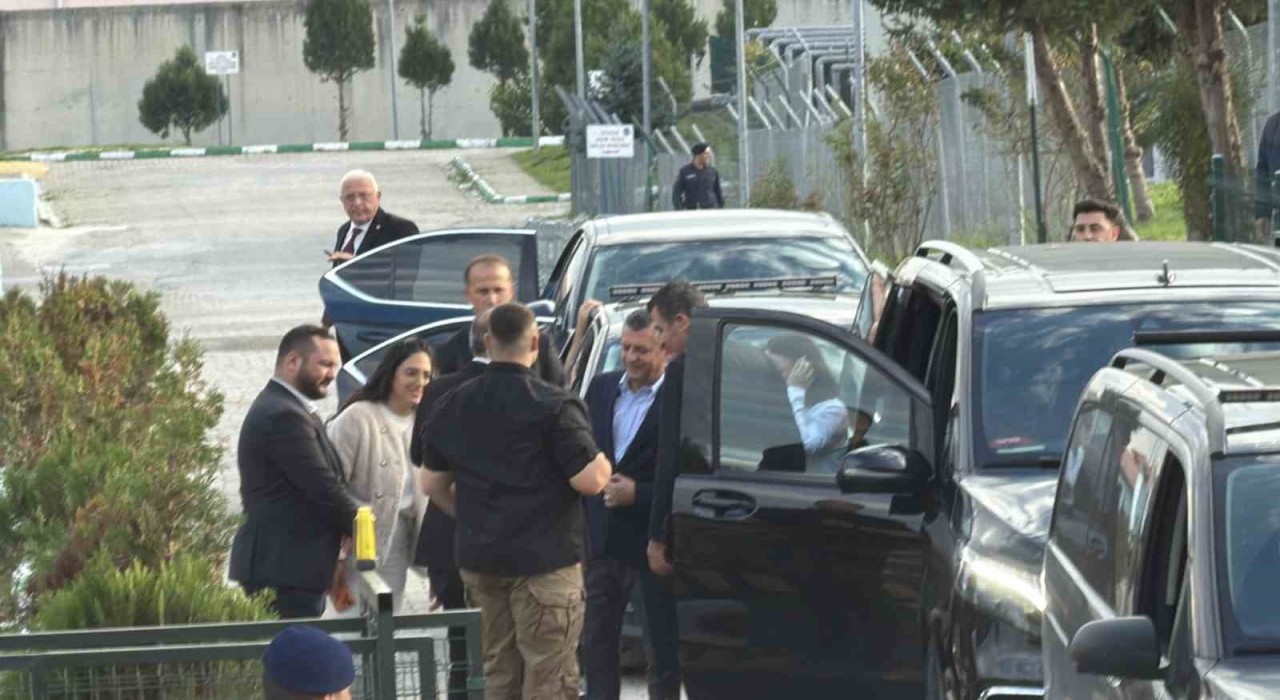 Özgür Özel, Düzcede tutuklu bulunan Pınar Türkeri ziyaret etti