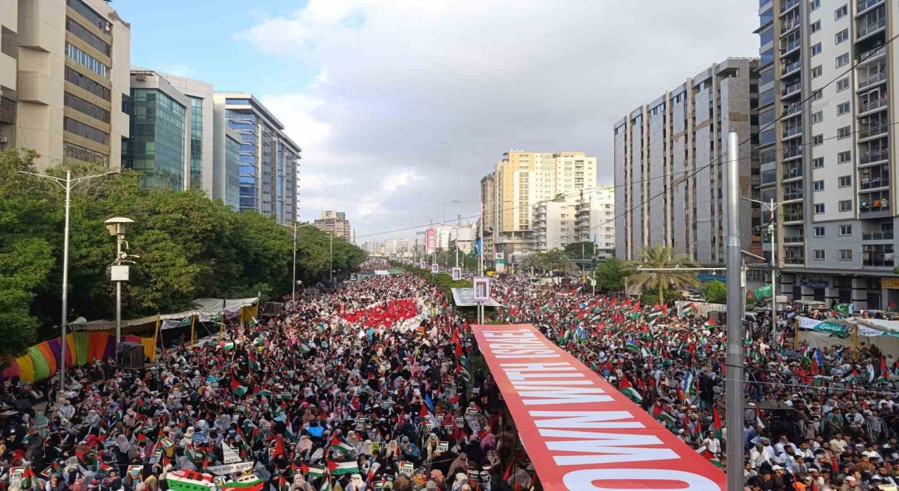 Pakistanda binlerce kişi Gazze için yürüdü