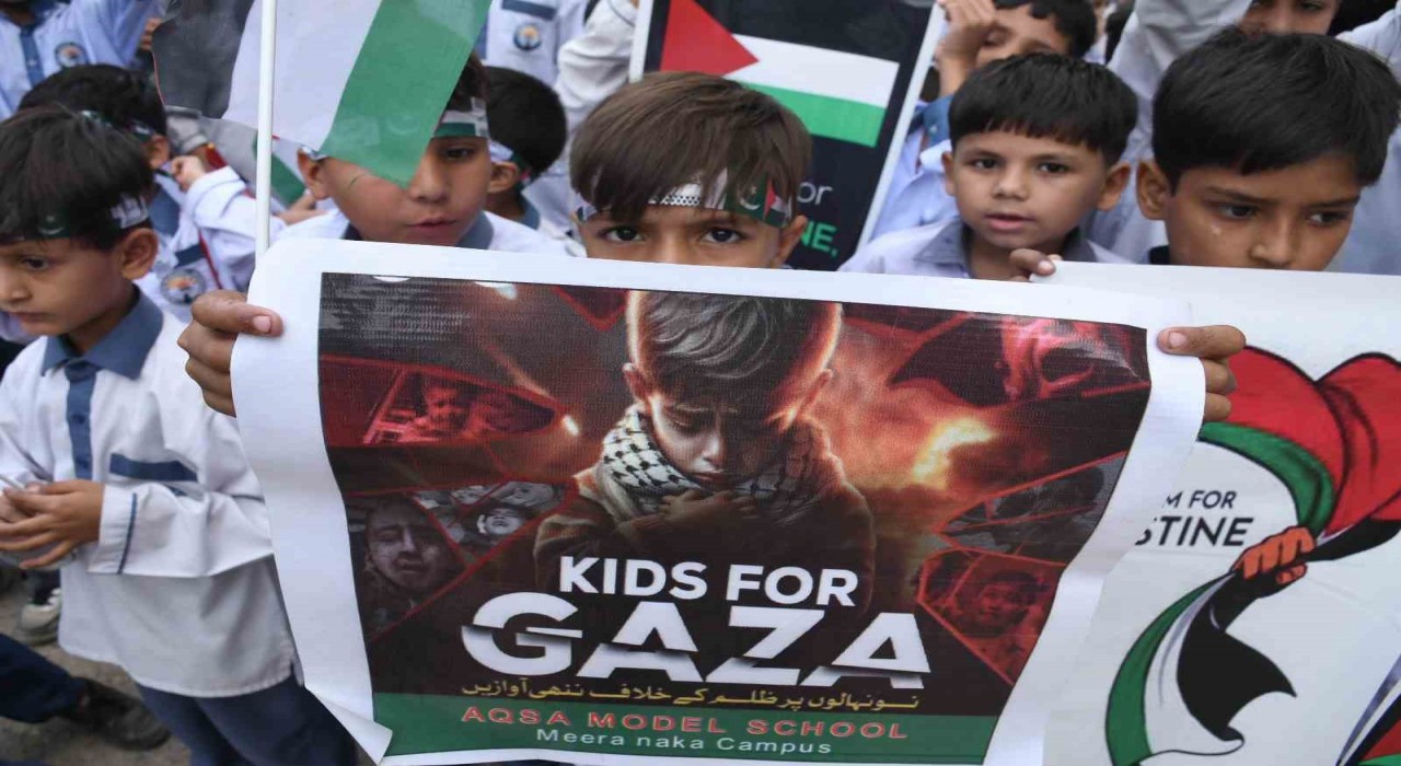 Pakistanda İsrailin Gazzeye yönelik saldırıları ikinci yılında protesto edildi