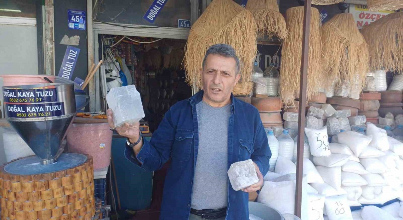 Pakistandan getirdiği tuzla yemeklere lezzet katıyor