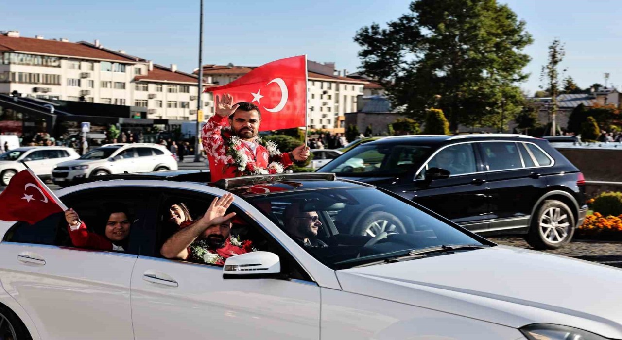 Para Halter dünya şampiyonuna konvoylu karşılama