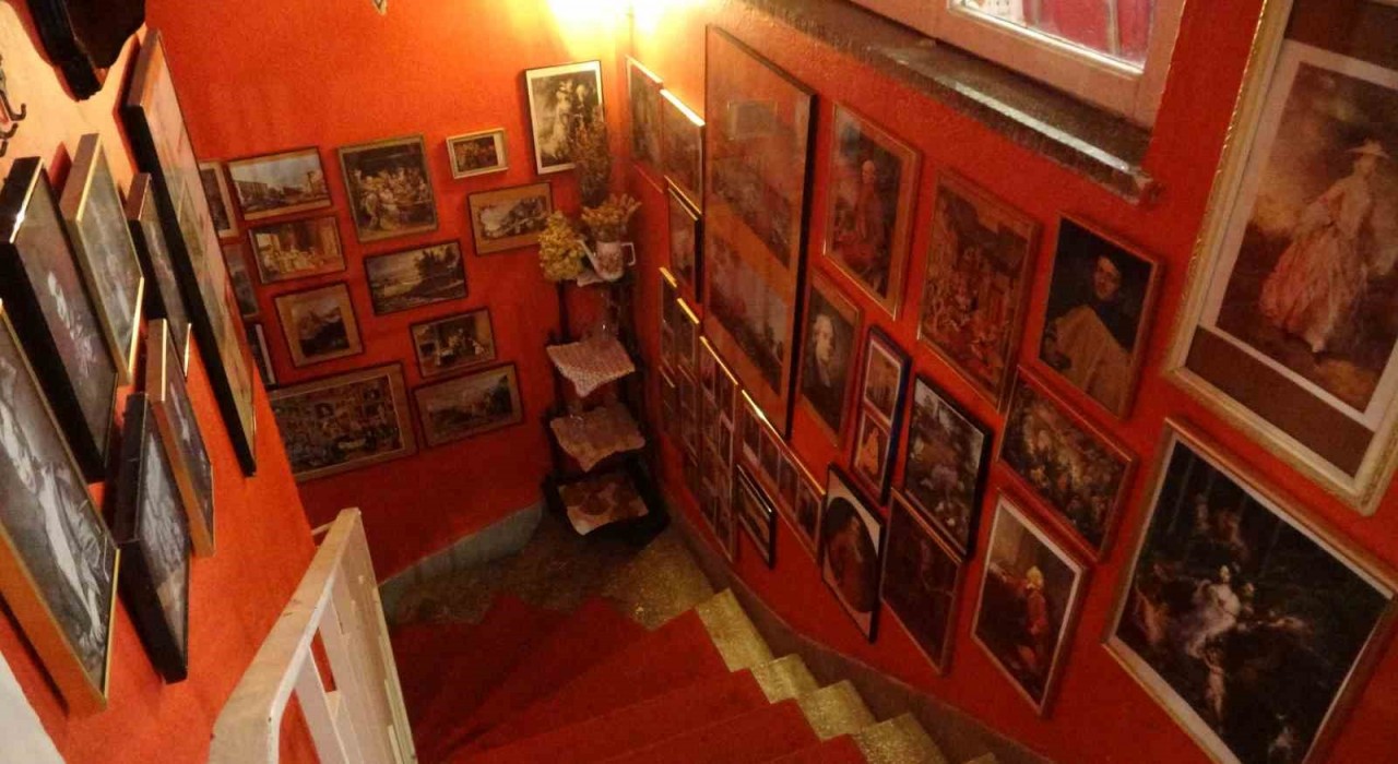 Paristen Bursaya uzanan antika hikayesi: Kolilerde bekleyen eşyalarla müze gibi kafe kurdu