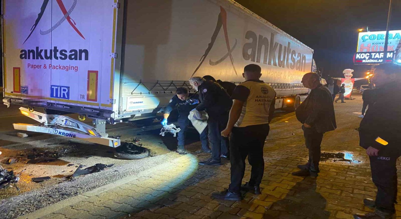 Park halindeki tıra çarpan motosikletli genç kazada hayatını kaybetti