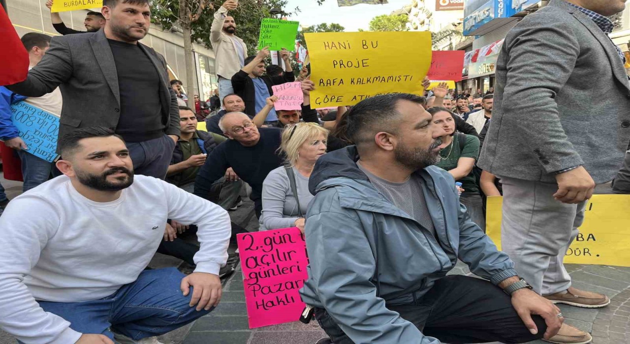 Pazarcı esnafından Karşıyakada oturma eylemi