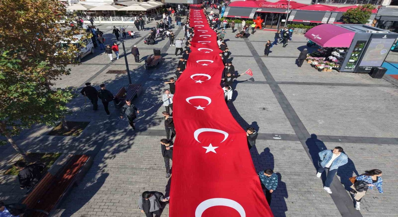 Pendikte 102 metrelik Türk bayrağıyla Cumhuriyet kutlaması havadan görüntülendi