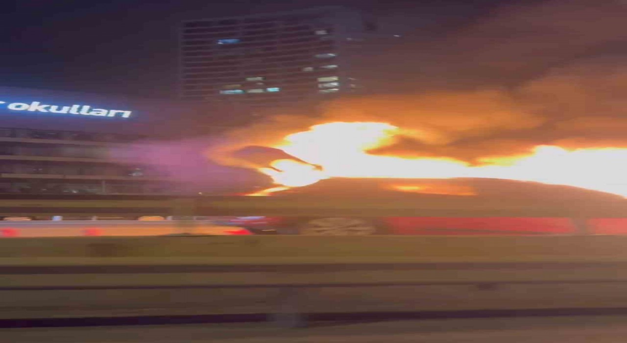 Pendikte seyir halindeki otomobil alev alev yandı