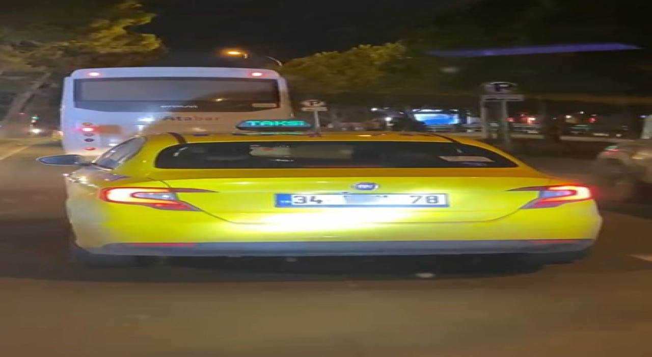Plakasını kapatan taksi dikkat çekti