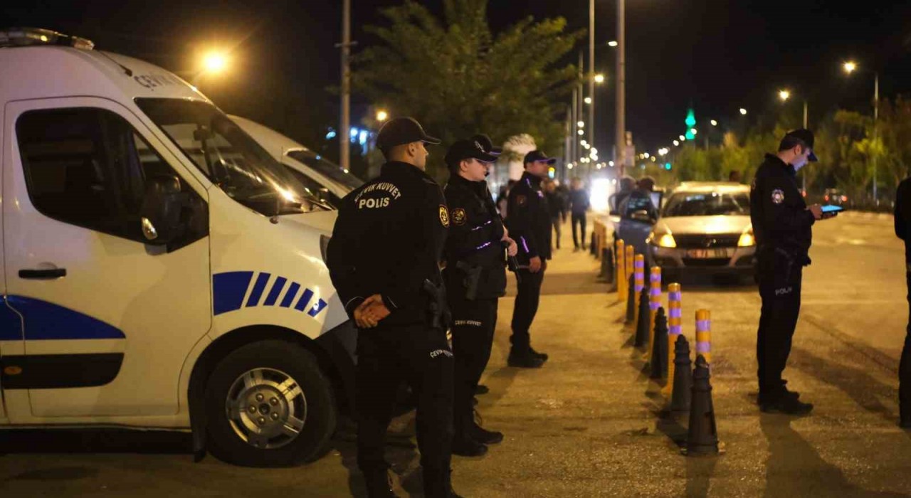 Polis üniversite çevresinde asayiş ve trafik uygulaması yaptı