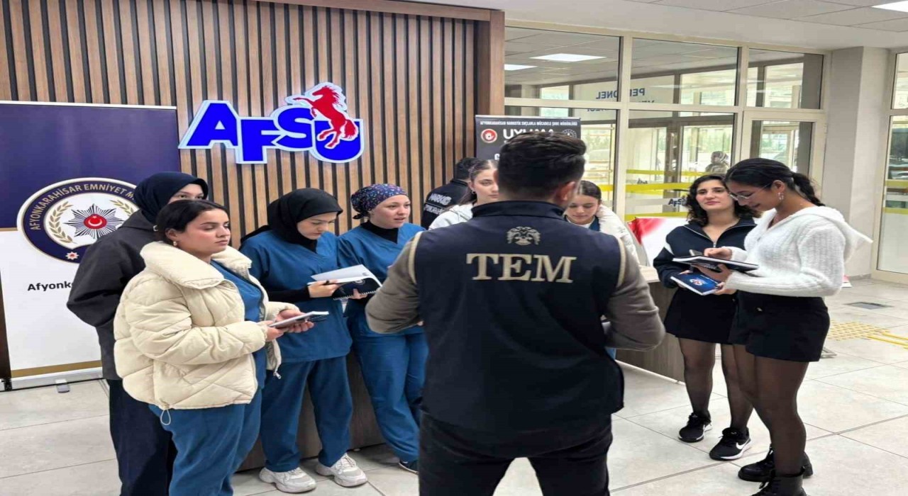 Polisten 17 bin üniversite öğrencisine terörle ve uyuşturucuyla mücadele eğitimi