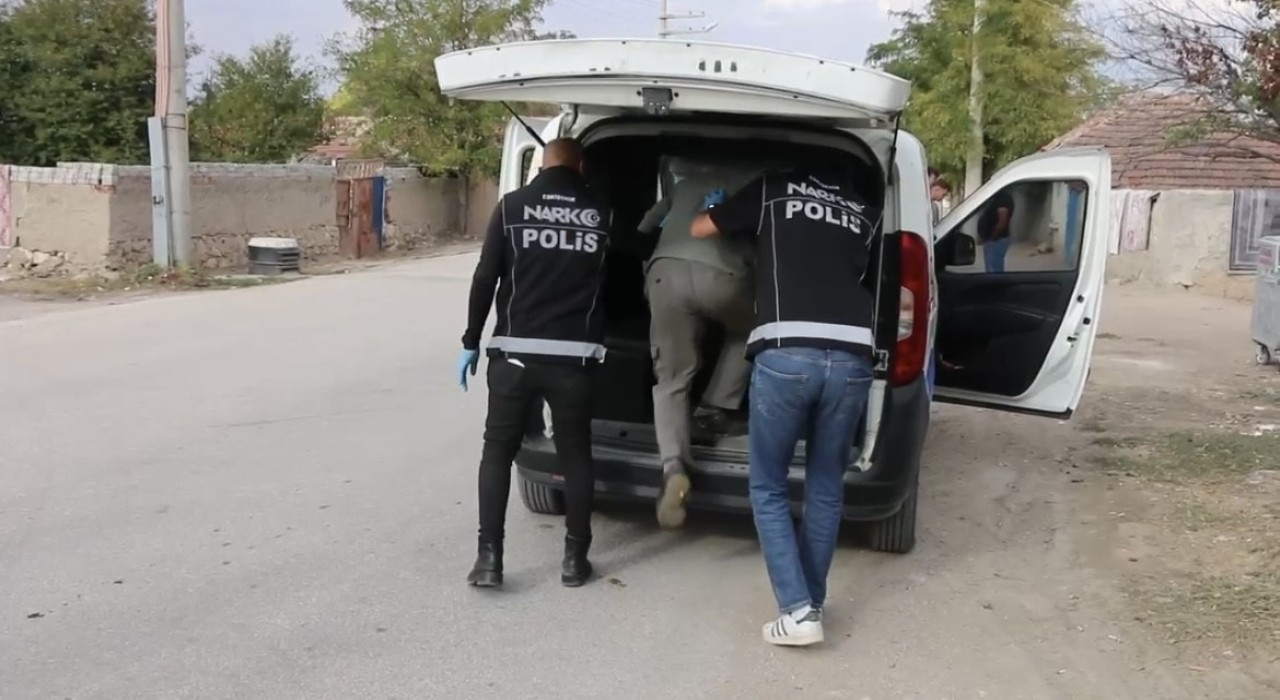 Polisten Alpuda uygulama: uyuşturucu ve silah ele geçirildi