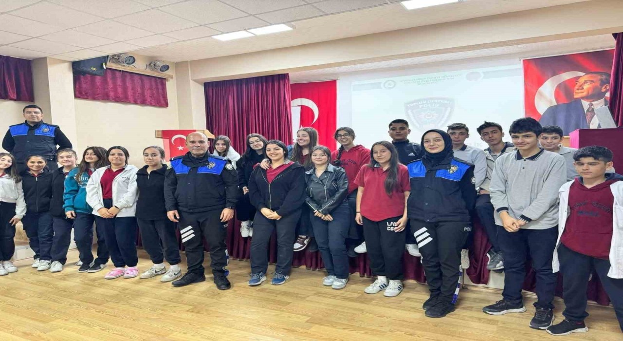 Polisten lise öğrencilerine eğitim