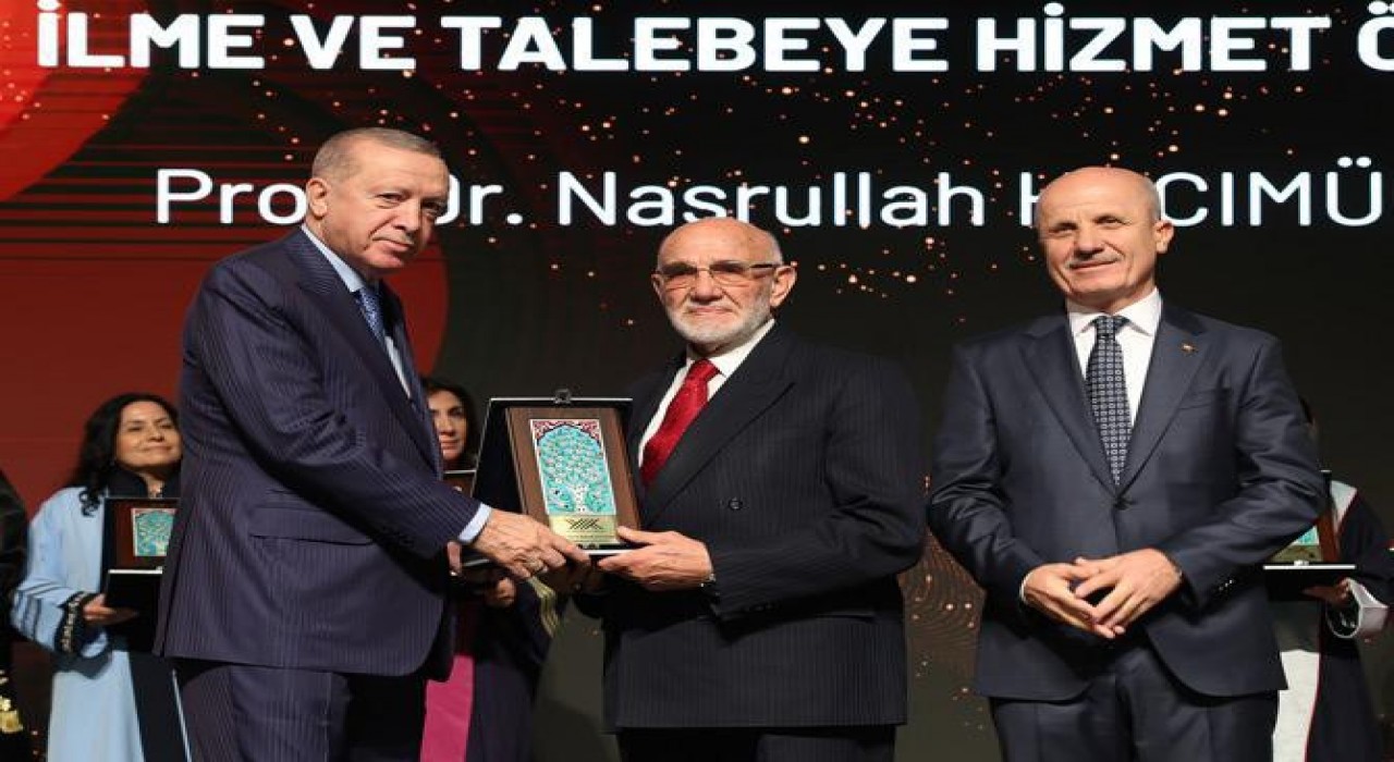 Prof. Dr. Nasrullah Hacımüftüoğluna özel ödül