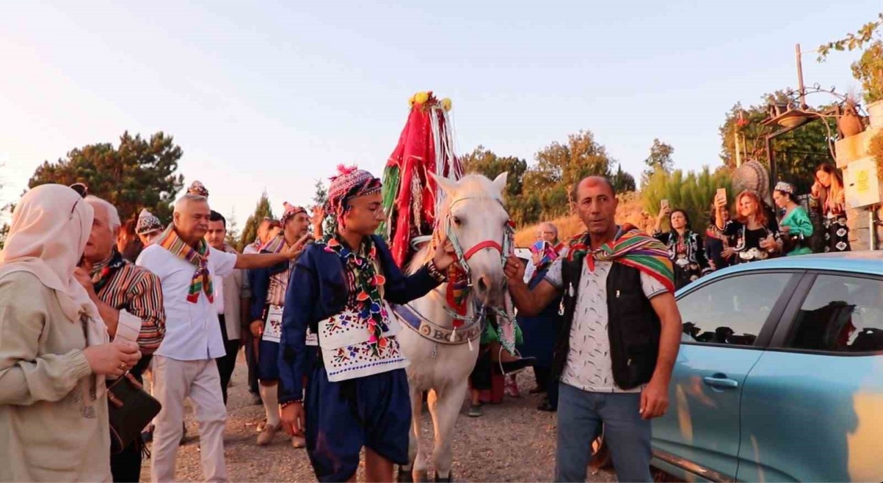 Profesörle doçent, Yörük kıyafetiyle köy düğünü yaptı
