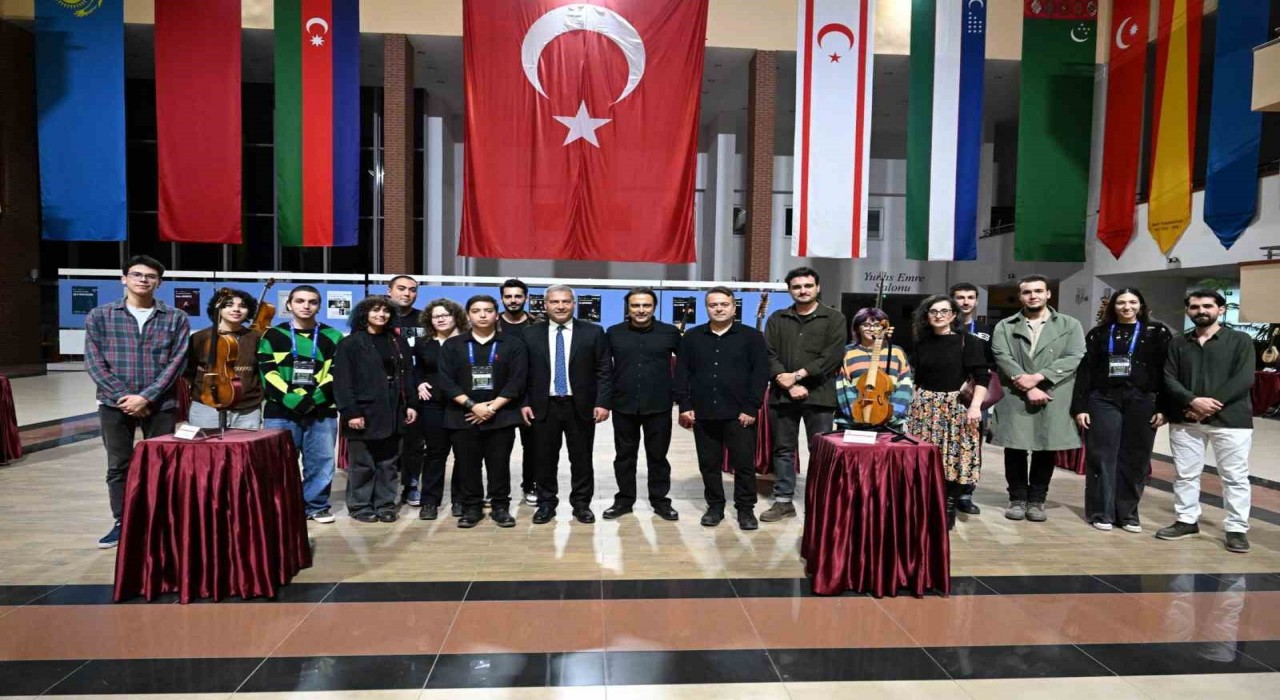 Rektör Adıgüzel, Çalgı Yapımı ve Onarımı Bölümü öğrencilerinin sergisini gezdi