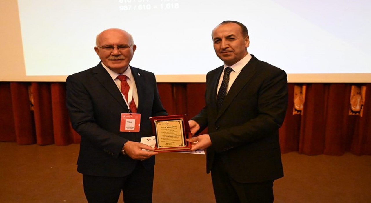 Rektör Savaş, gençlere Geçmişten Günümüze Matematiğin Serüvenini anlattı