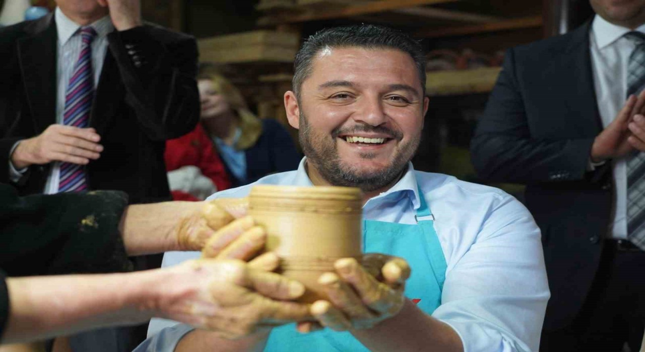 Rodop Belediye Başkanı Pavel Mihaylov, hayatında ilk defa çömlek tezgahına geçerek bardak yaptı