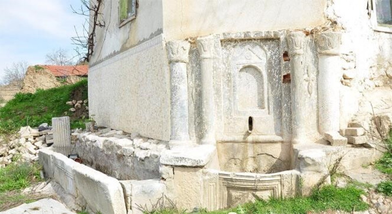 Roma dönemi mermer çeşme tahrip edildi
