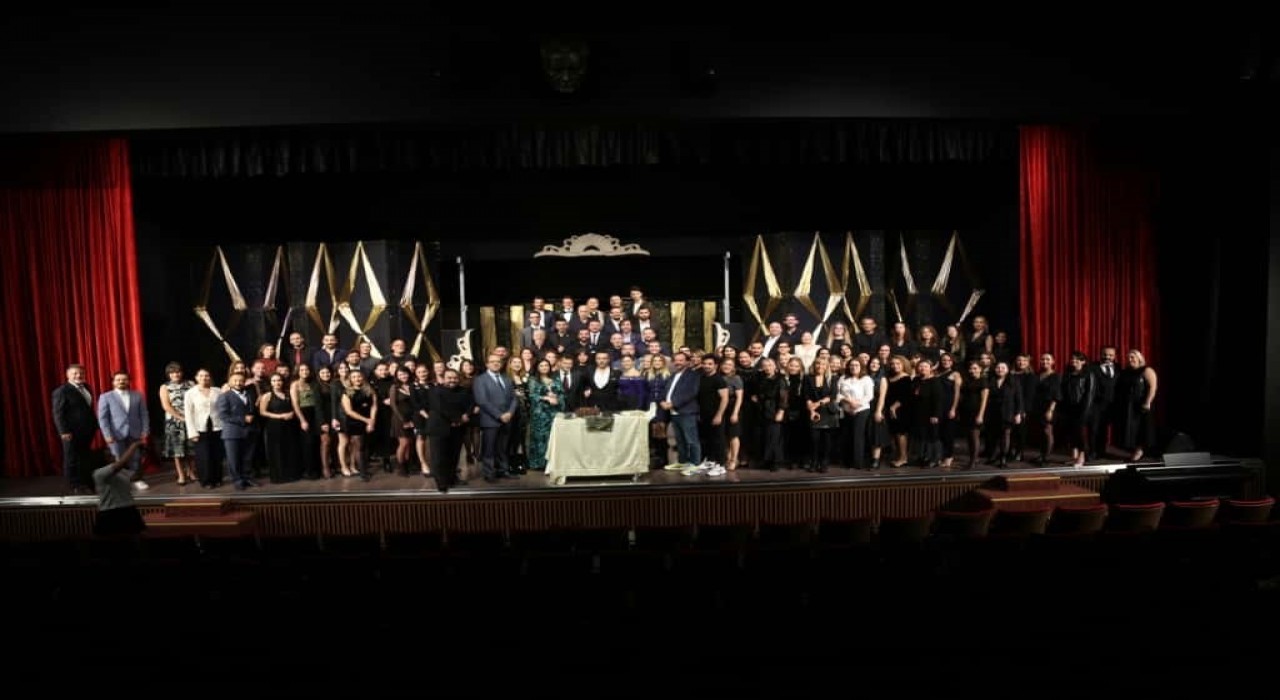 Sahne Tozu Tiyatrosu 21. yılını Haldun Dormen Sahnesinde kutladı