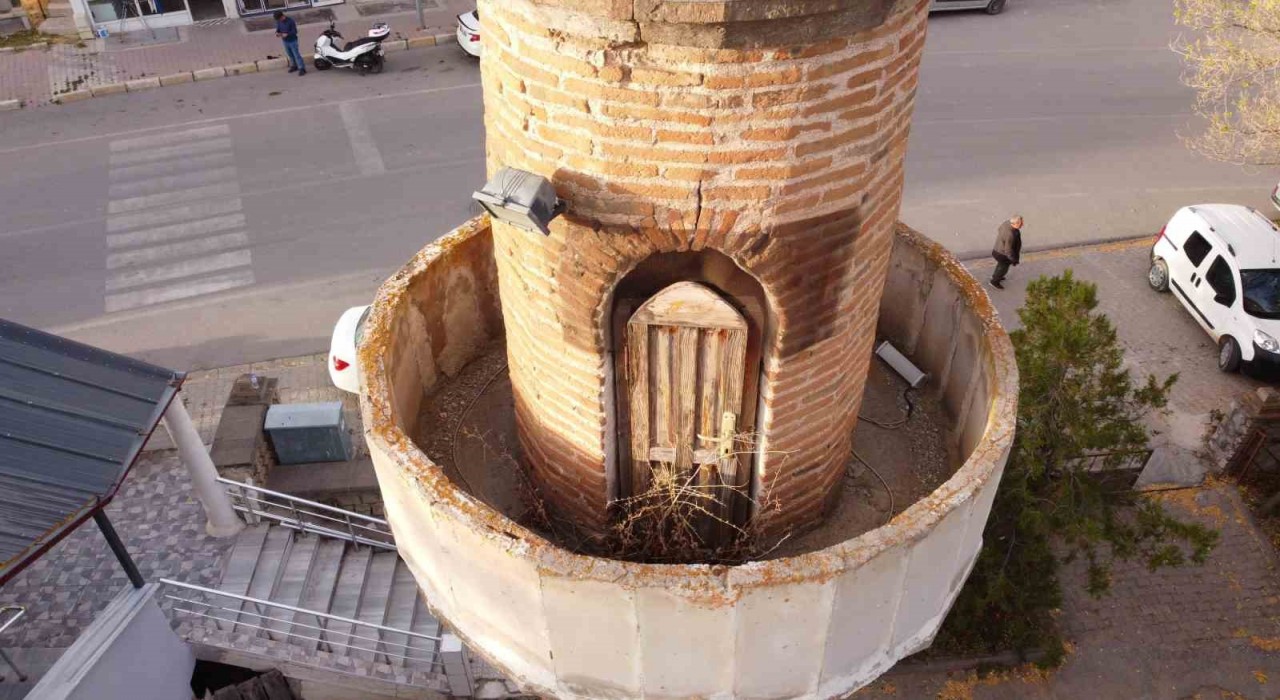 Şahruh Beyden kalan 5 asırlık minare dron ile görüntülendi