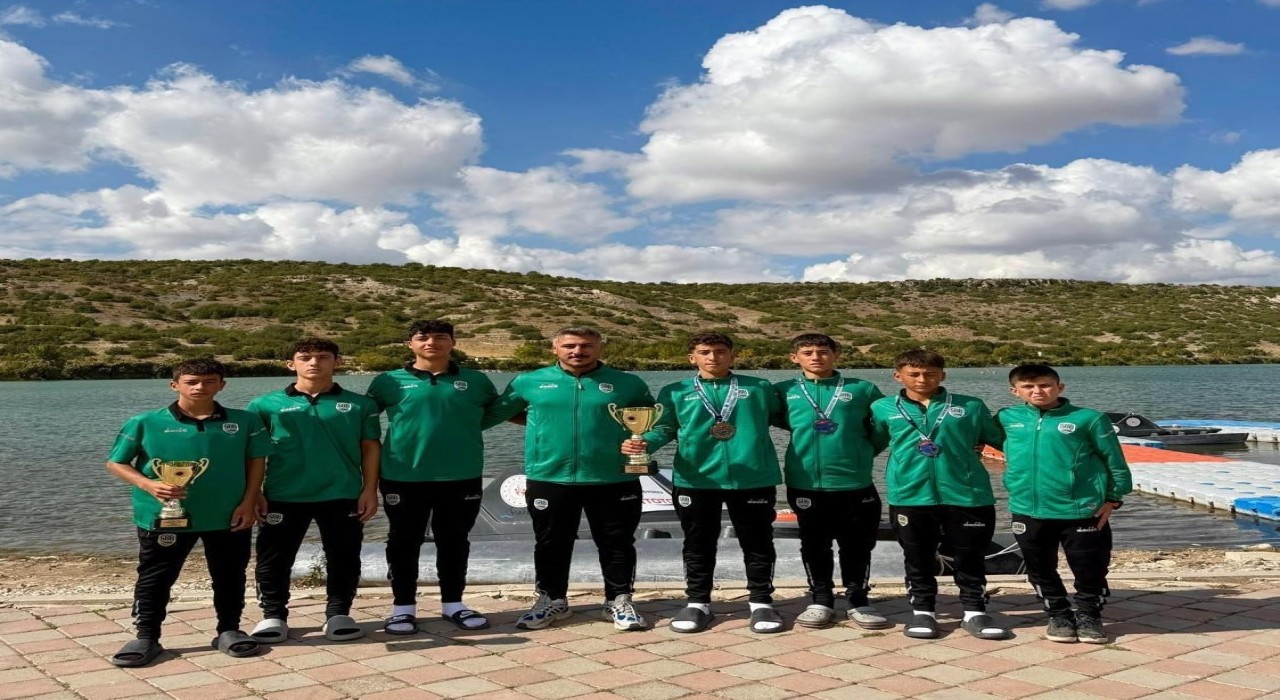 Sakarya Büyükşehir sporcuları Eskişehirde ikincilik kupasını kaldırdı