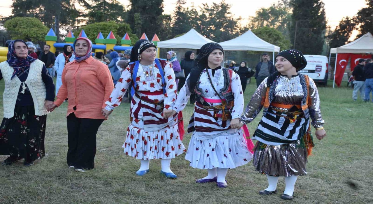 Sakaryada Karadeniz rüzgarı: Yüzlerce kişi horon teperek coştu