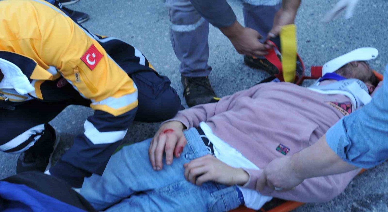 Sakaryada pikap ile motosiklet çarpıştı: 1 yaralı