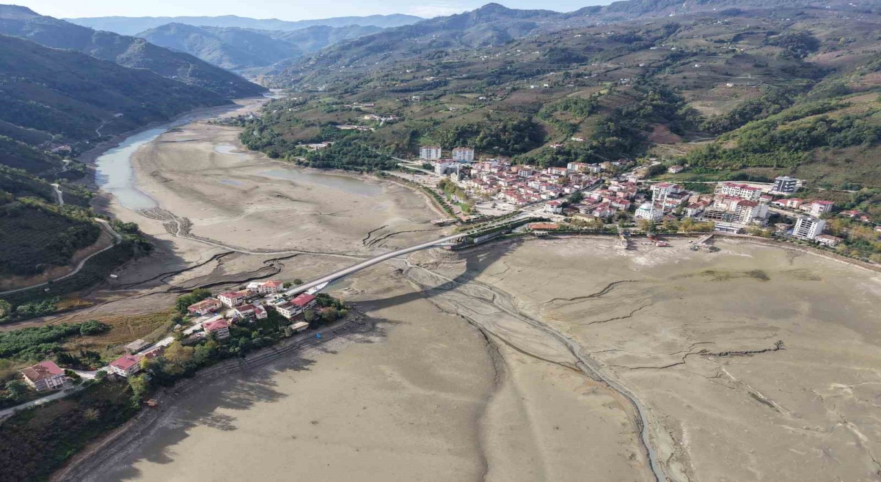 ‘Saklı Cennette sular çekildi, gerçekler ortaya çıktı: Sığ göl, ölü toprak, sönük ilçe