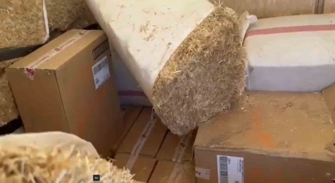 Saman balyalarına gizlenmiş 43 bin paket kaçak sigara ele geçirildi