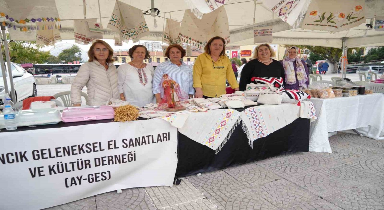 Samsun meydanı hemşehri dernekleri ile şenlendi