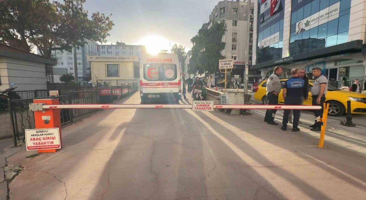 Samsunda görünmez kaza: Yayanın kafasına bariyer çarptı