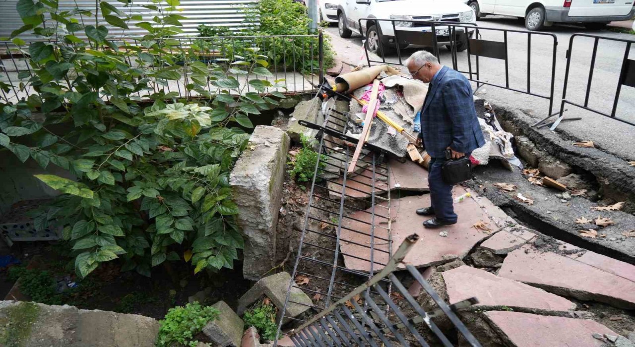 Samsunda istinat duvarı ve kaldırım çöktü: Dükkan ve bodrum kat kullanılamaz hale geldi
