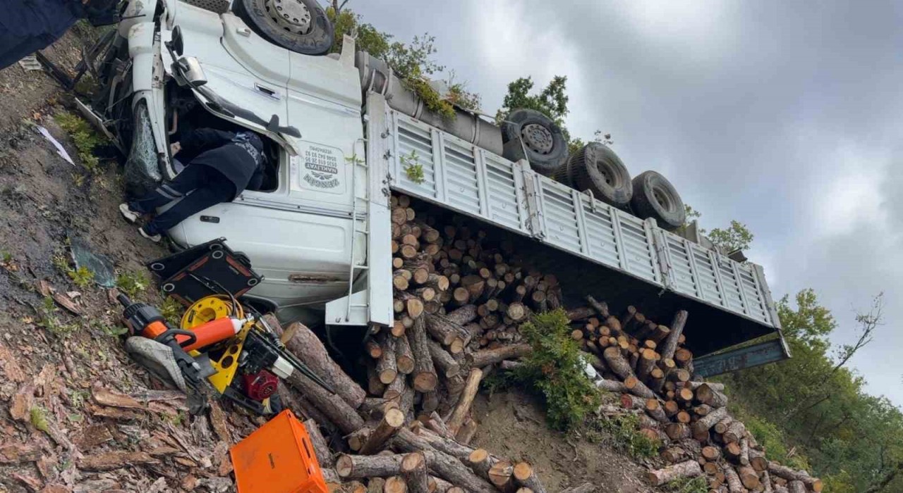 Samsunda odun yüklü kamyon şarampole devrildi: 1 ölü