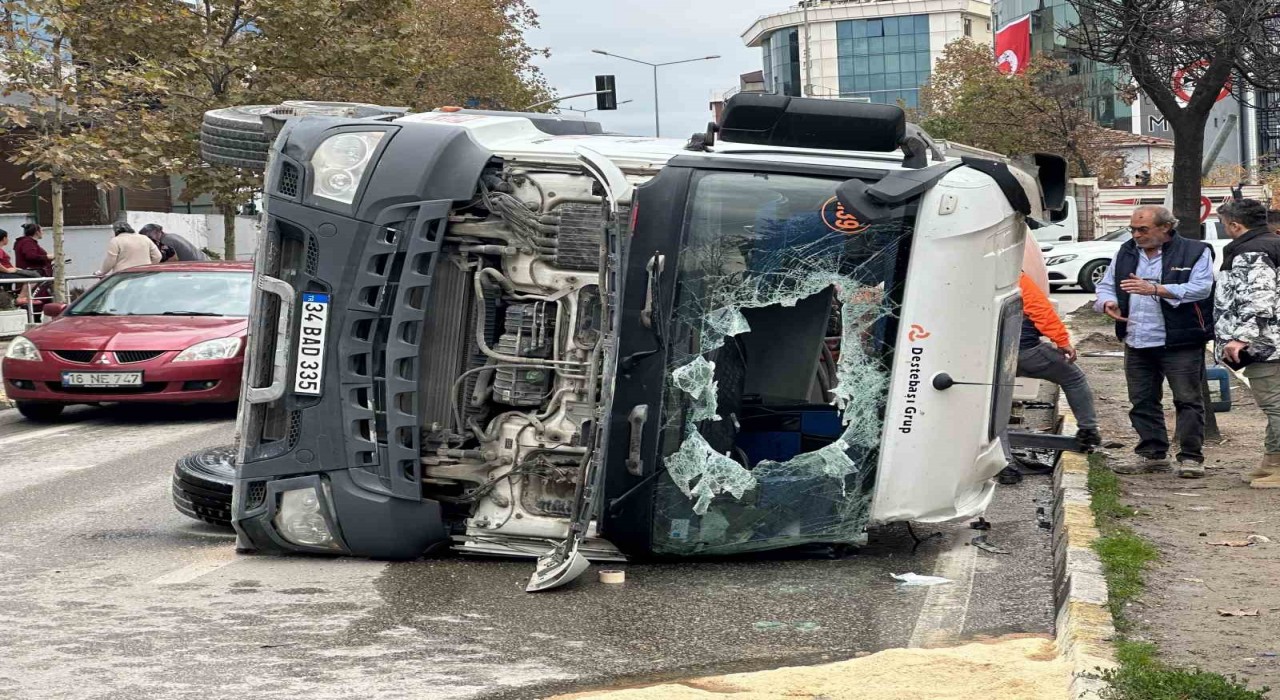 Sancaktepede beton mikseri devrildi: 1 yaralı