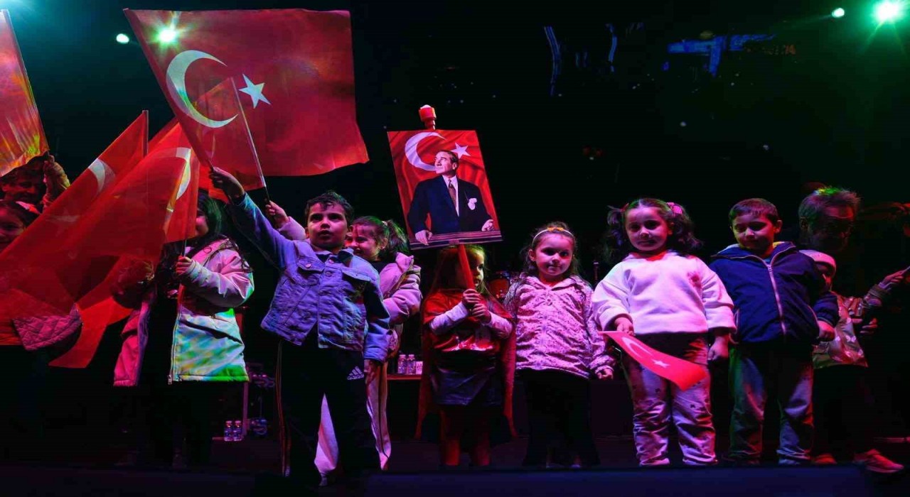 Sancaktepede Cumhuriyet coşkusu fener alayı ve Feridun Düzağaç konseriyle zirveye ulaştı