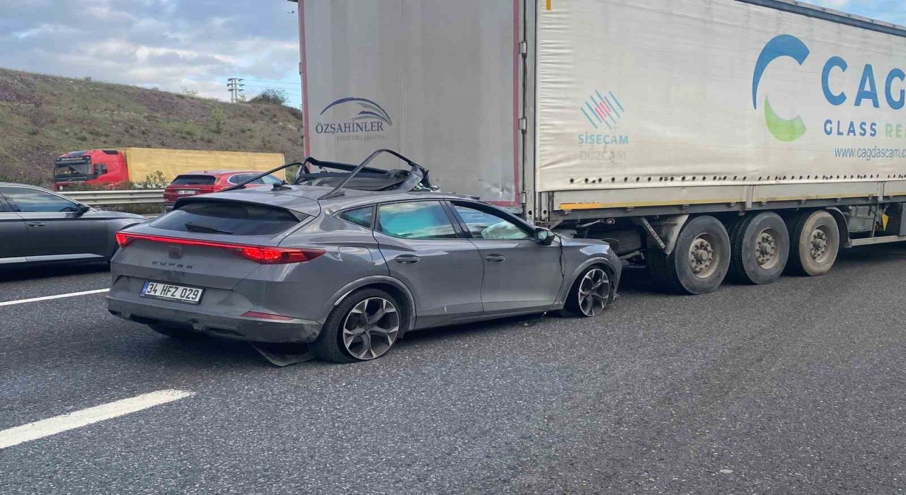 Sancaktepede otomobil tıra arkadan çarptı: Sürücü sıkışarak yaralandı