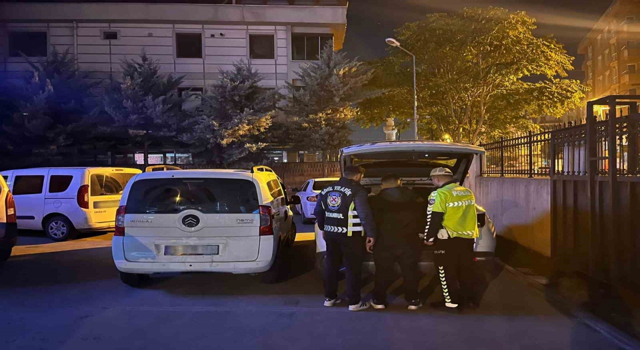 Sancaktepede yol verme kavgasında trafik güvenliğini tehlikeye düşüren iki sürücü yakalandı