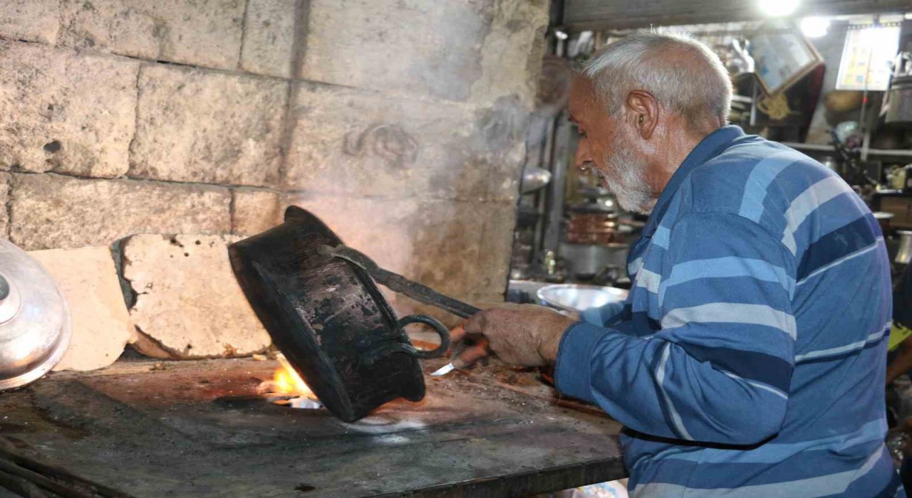 Şanlıurfada kalay ustası 75 yıldır mesleğini aşkla sürdürüyor