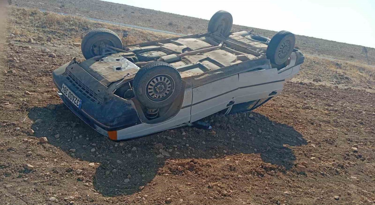 Şanlıurfada kontrolden çıkan otomobil şarampole uçtu