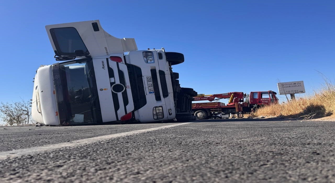 Şanlıurfada tekstil hammaddesi yüklü tır devrildi