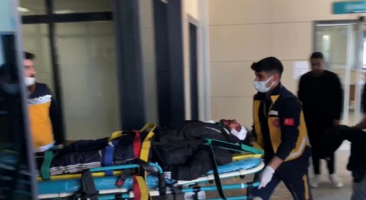 Şanlıurfada yol kenarında silahla vurulmuş 2 kişi bulundu