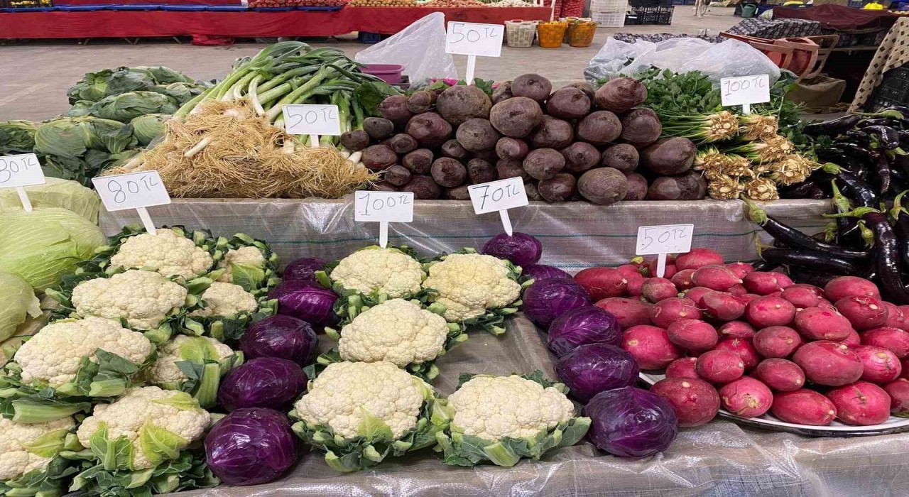 Sarıgöl Pazarı ata tohumlu sebzelerle renklendi