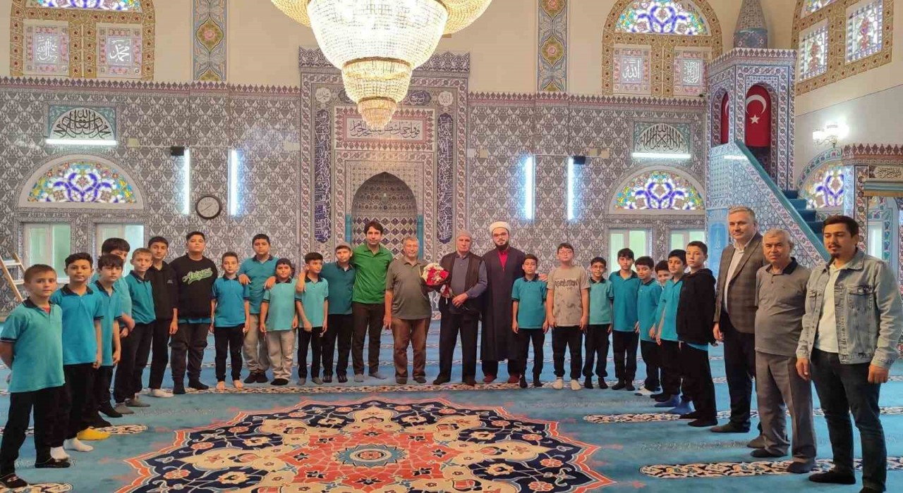 Sarıgölde öğrencilerden din görevlilerine çiçekli teşekkür