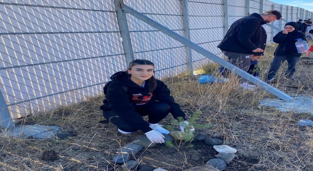 Sarıkamışta öğrenciler fidan dikti