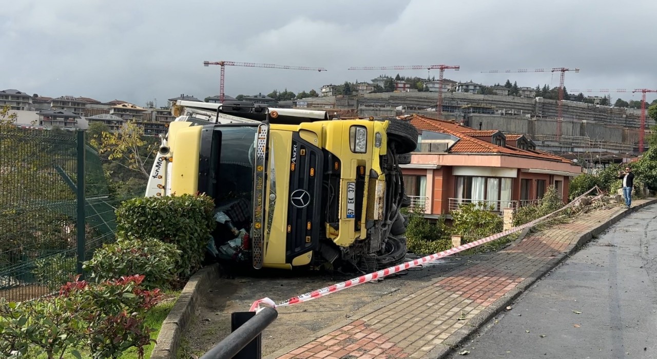 Sarıyerde sürücüsünün direksiyon hakimiyetini kaybettiği tır devrildi