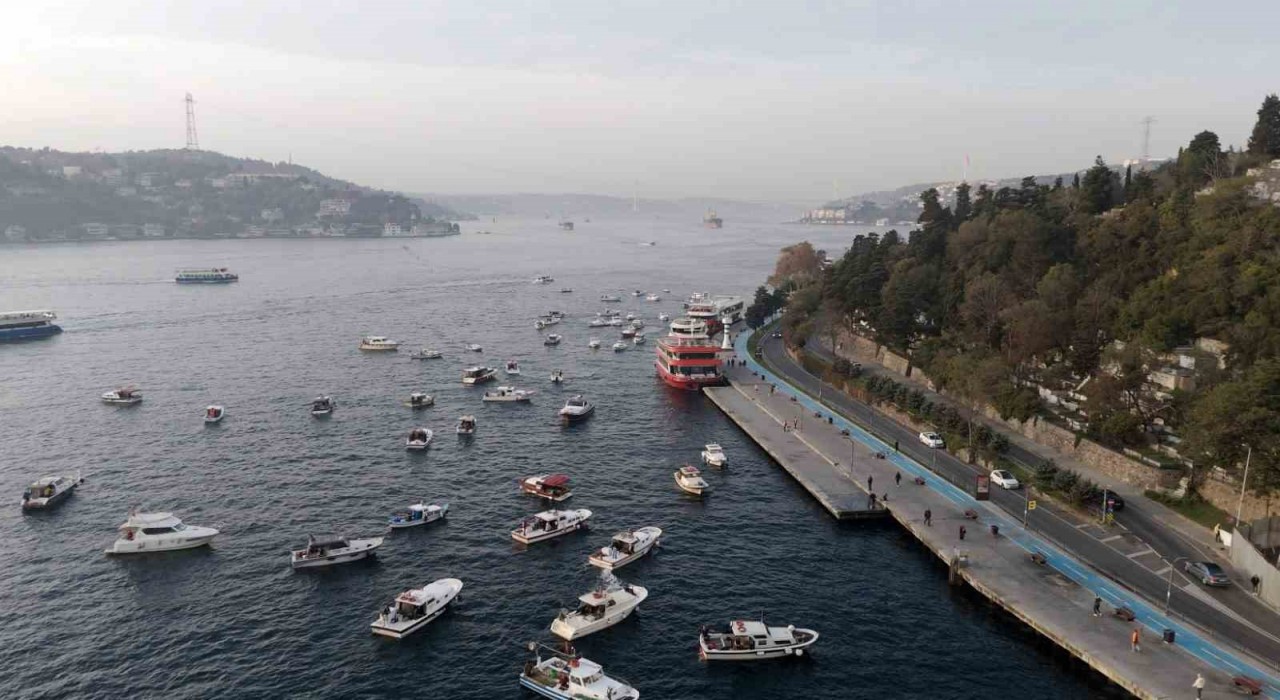Sarıyerde teknelerle balık avı eşsiz Boğaz manzarasıyla birleşti