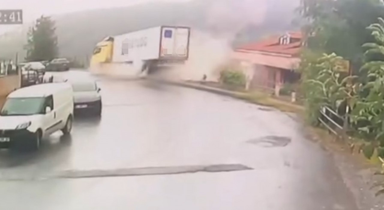 Sarıyerde yoldan çıkarak devrilen tırın kaza anları kameraya yansıdı