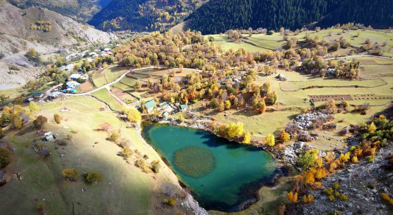 Şavşatın seyrine doyum olmayan sonbahar güzelliği