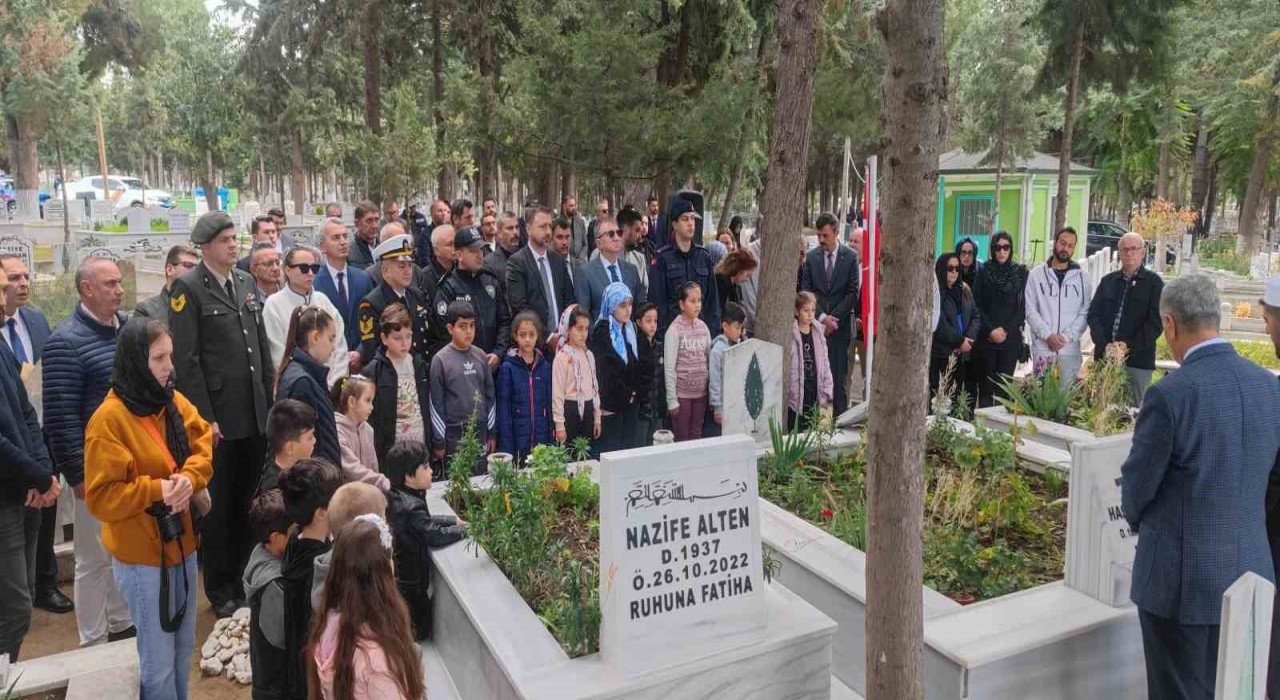 Şehit Neşe öğretmen ve babası mezarı başında anıldı